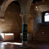 Da qui ci immettiamo all�interno della Torre detta "dei Minorenni", perch� adibita a carcere minorile a cavallo tra il XIX e XX secolo. Divisa da una singola colonna con capitello bianco, � ora trasformata in una sorta di sala del tesoro...